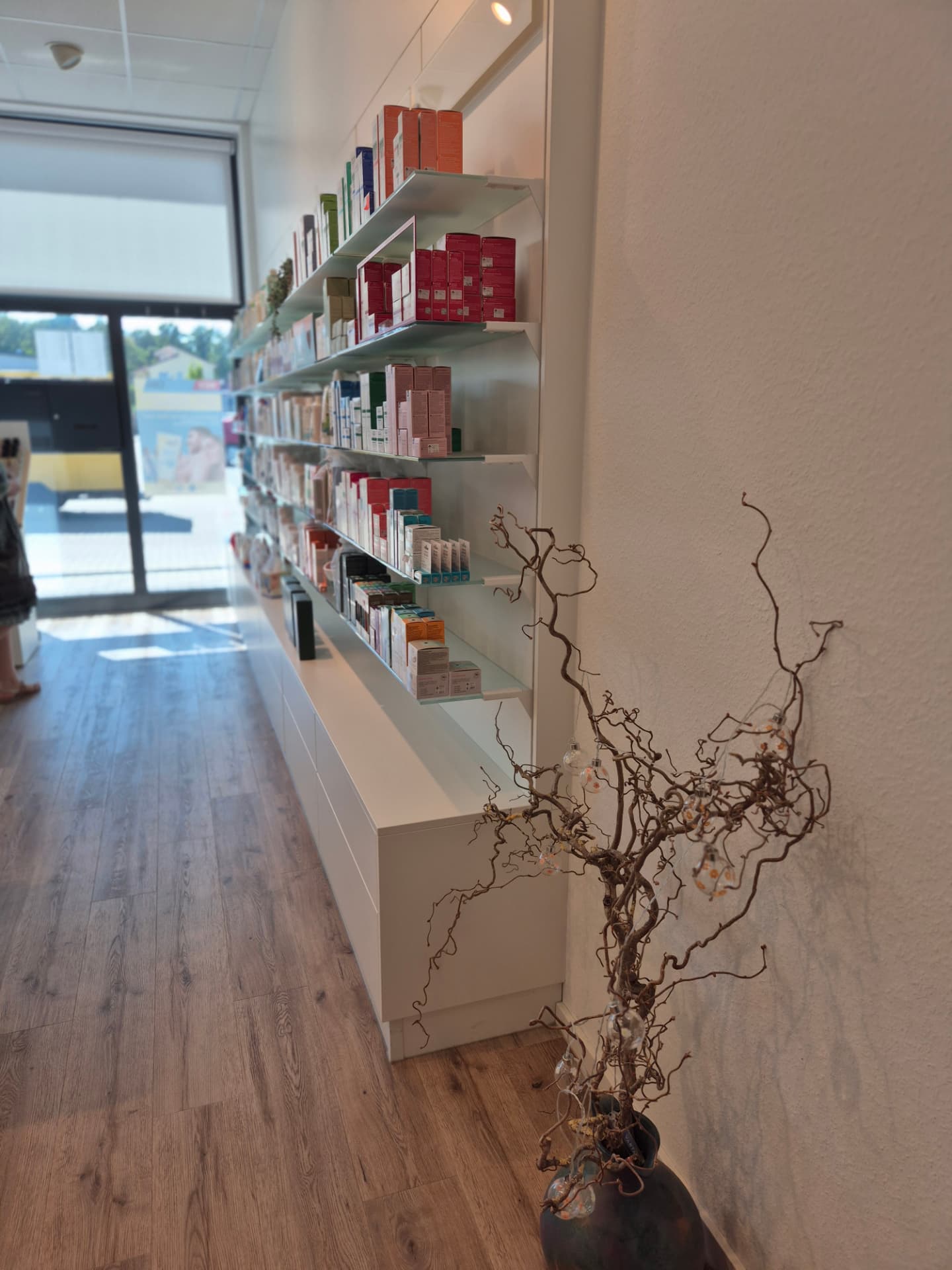 Blick in die neu gestaltete Freiwahl der Apotheke