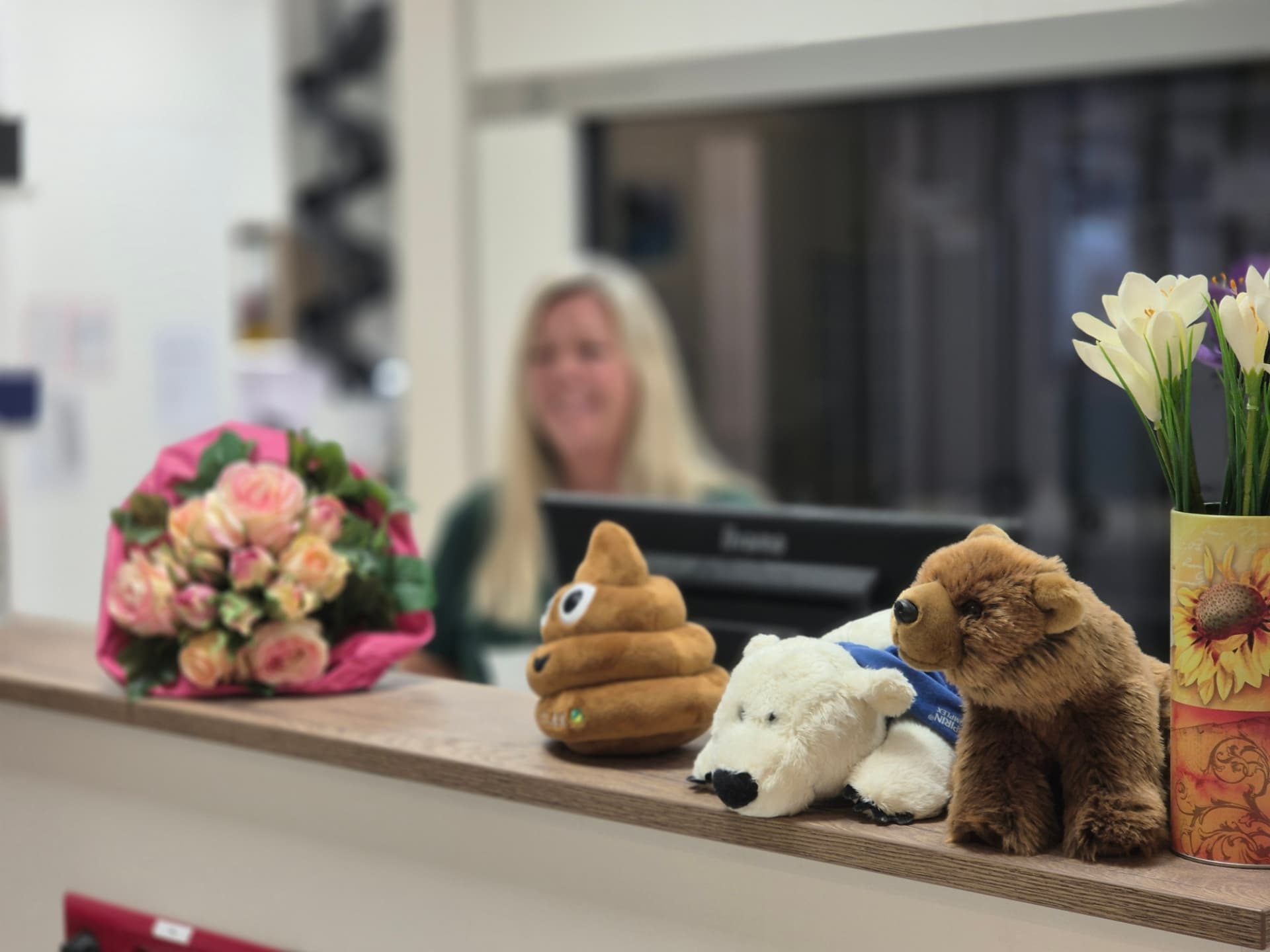 Handverkaufstisch mit Kuscheltieren und Blumen