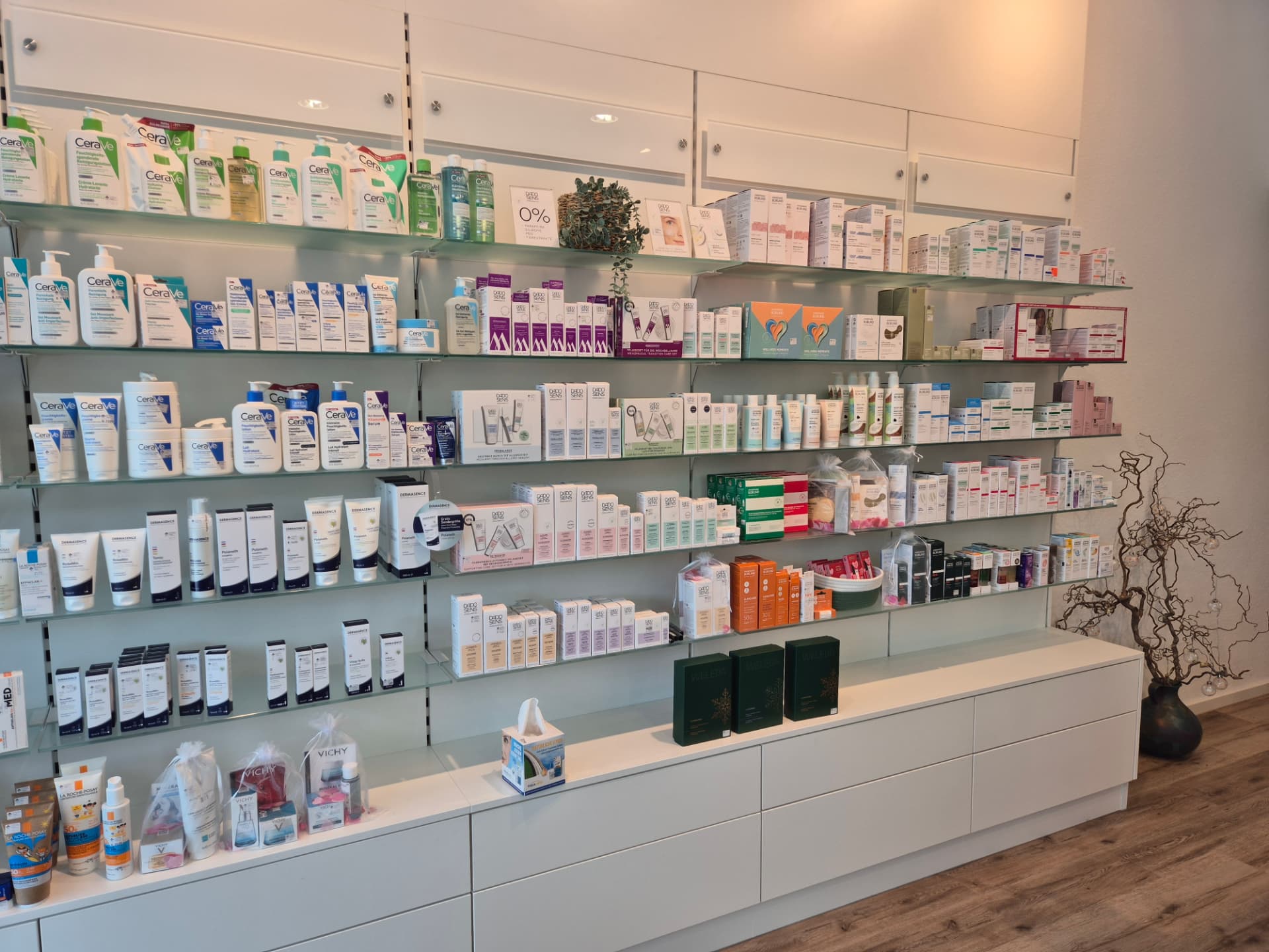 Regal mit medizinischer Hautpflege in der Sonnen Apotheke Frank