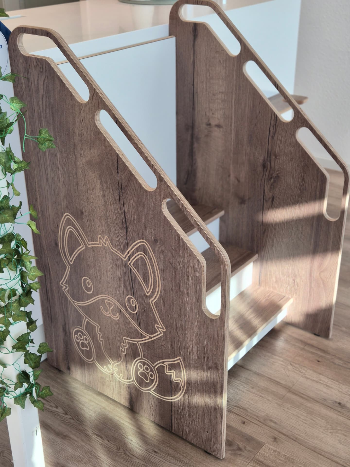 Kindertreppe aus Holz mit Fuchs-Motiv am Handverkauf